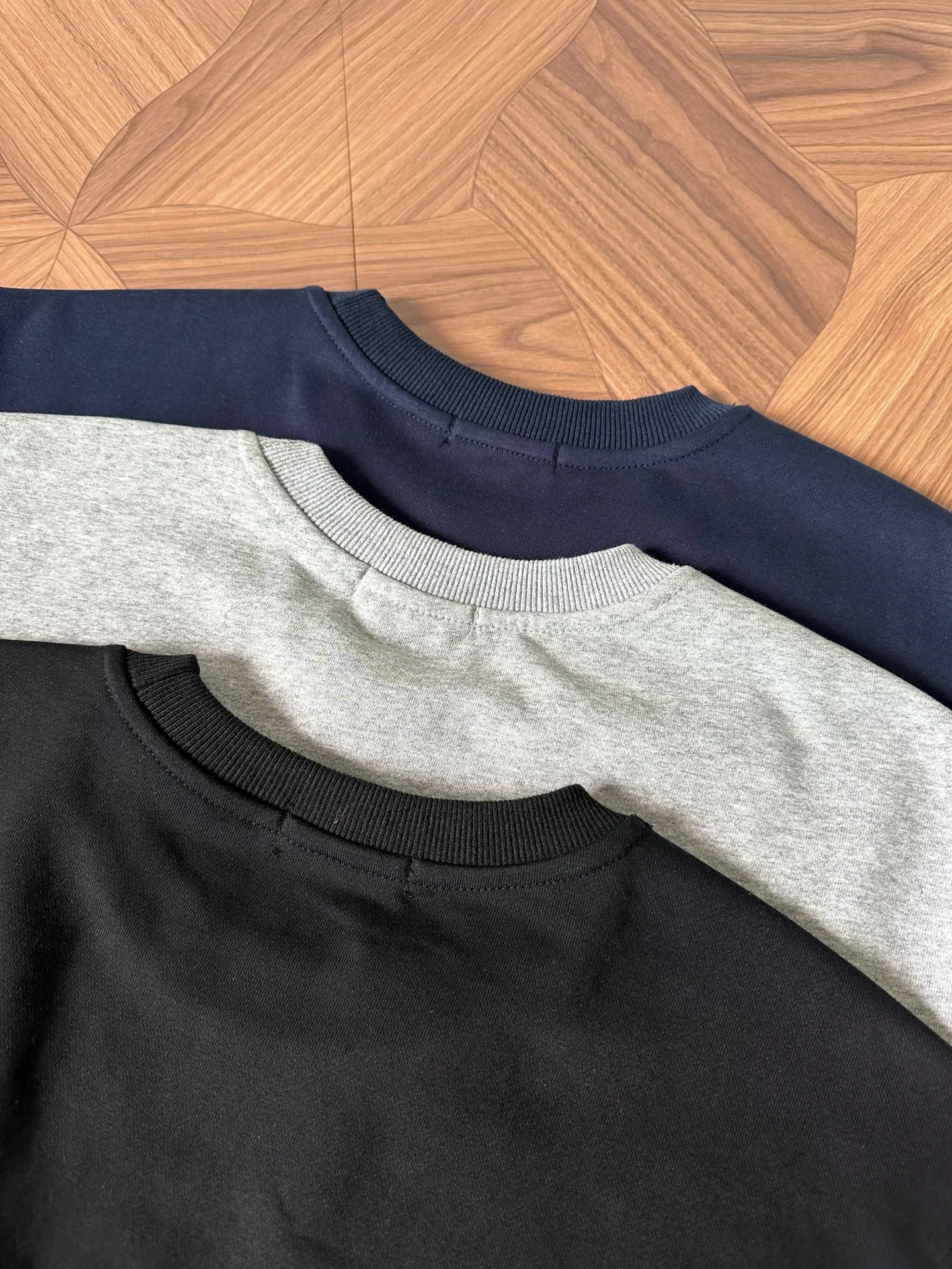 P210 Style No.: RL019] RalphLauren/Ralph Lauren 2025 new autumn and winter bear embroidered terry sweatshirt in the same color. Ralph Lauren’s age-reducing item. The coat fabric is made of 60% cotton➕40% polyester. It not only retains the softness, comfort and breathability of cotton, but also adds the wear resistance and wrinkle resistance of polyester fiber, making the clothes more durable and easy to care for. Even in slightly cooler weather, you won't feel stuffy when wearing it. This kind of fabric has a natural crisp feel and is not easy to pill or deform. The bear embroidery on the chest is the same color as the fabric. The color is full, full of three-dimensionality, and lifelike, adding a bit of liveliness and interest to the whole sweatshirt. There is no pressure to dress, regardless of age or gender. Complete accessories! Color: navy, black, floral gray Size: S-xL S shoulder width 53 bust 110 length 67 sleeve length 58 M shoulder width 54 bust 114 length 69 sleeve length 59 L shoulder width 55 bust 118 length 71 sleeve length 60 xL shoulder width 56 bust 122 length 73 sleeve length 61